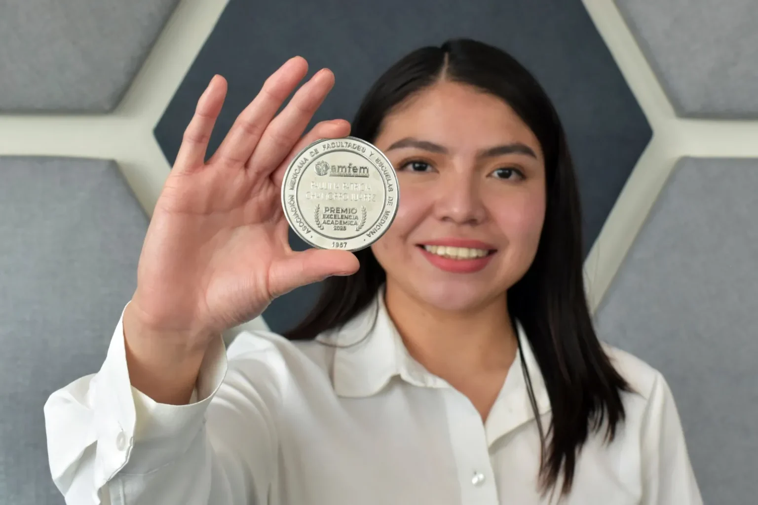 Obtiene pasante de Medicina de la BUAP Premio a la Excelencia Académica 2025