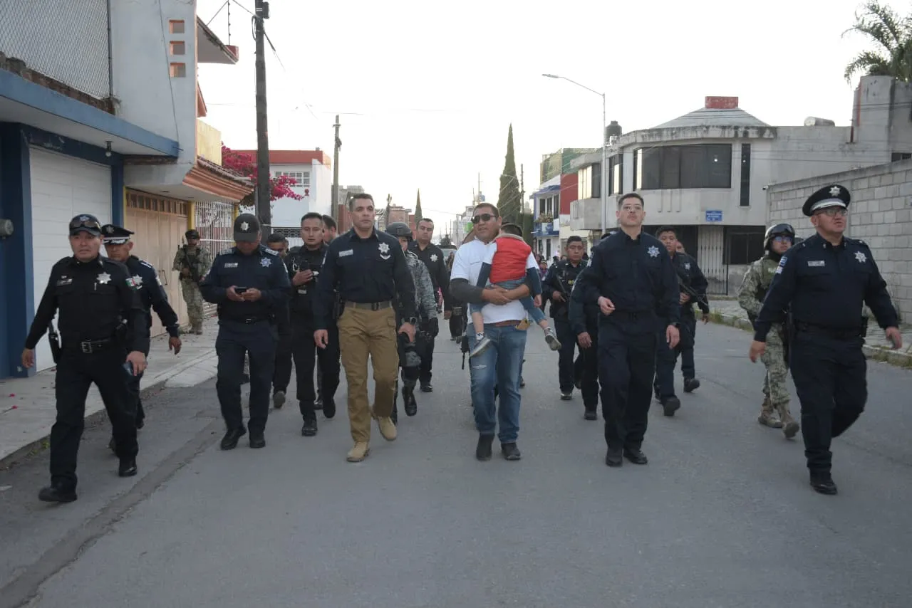 Recorre Félix Pallares Miranda, calles de la colonia Universidades para reforzar la seguridad en la zona