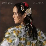 “Tiempos dorados” es el primer sencillo del 10º álbum de estudio de Julieta Venegas.