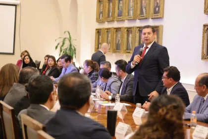Alejandro Armenta mantiene diálogo con diputados