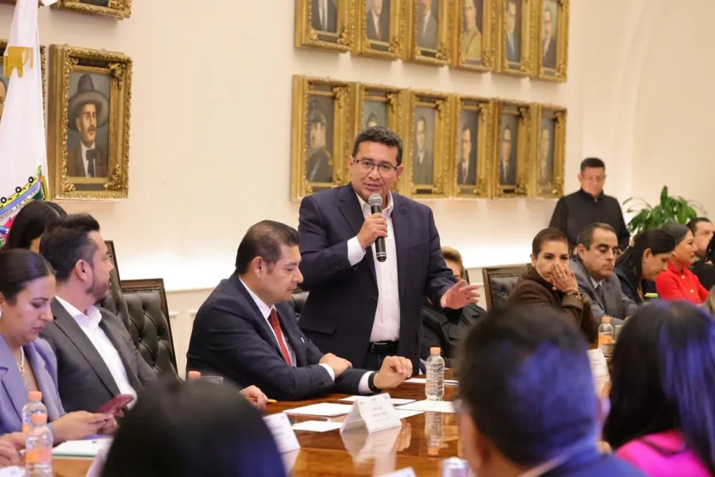 Alejandro Armenta mantiene diálogo con diputados
