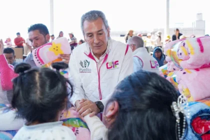 Entrega Pepe Chedraui cobertores en San Miguel Canoa