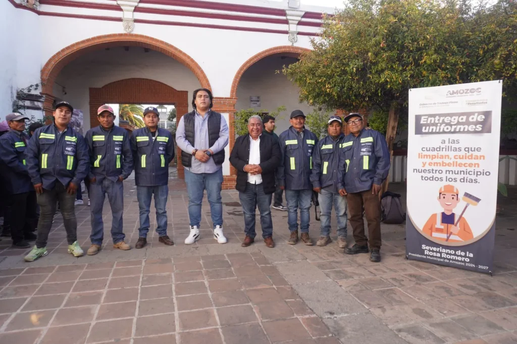 Entrega Severiano de la Rosa uniformes