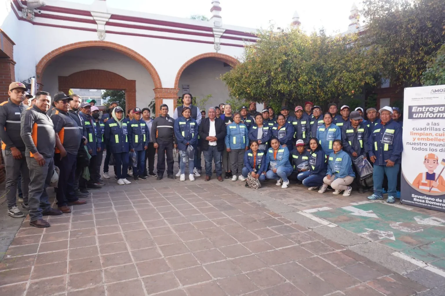 Entrega Severiano de la Rosa uniformes