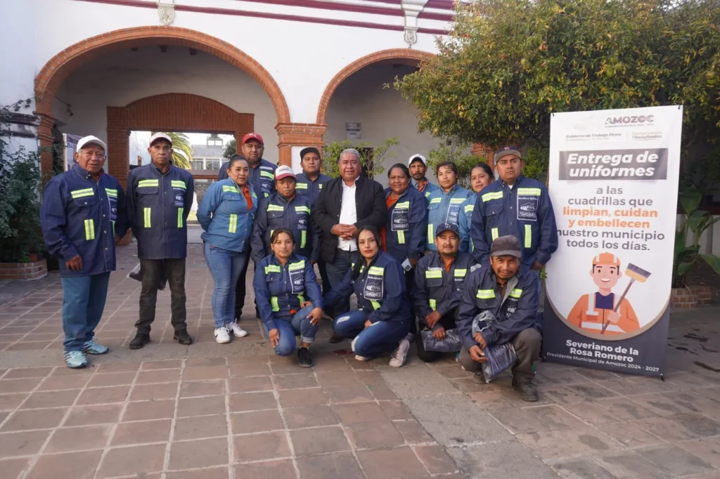 Entrega Severiano de la Rosa uniformes