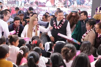 Entrega de juguetes en Puebla beneficia a niñas y niños