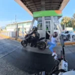 Motociclista intenta evadir pago de caseta