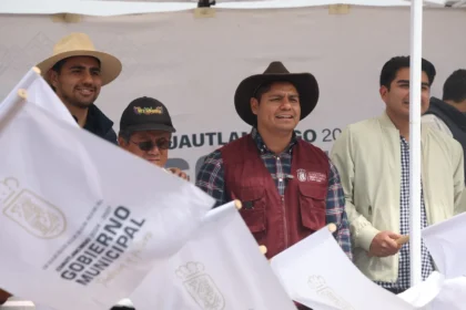 Omar Muñoz realiza trabajos de pavimentación en Almecatla