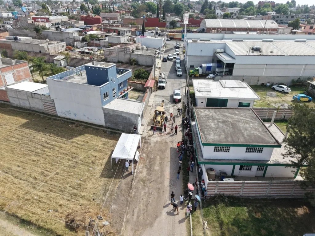 Omar Muñoz realiza trabajos de pavimentación en Almecatla