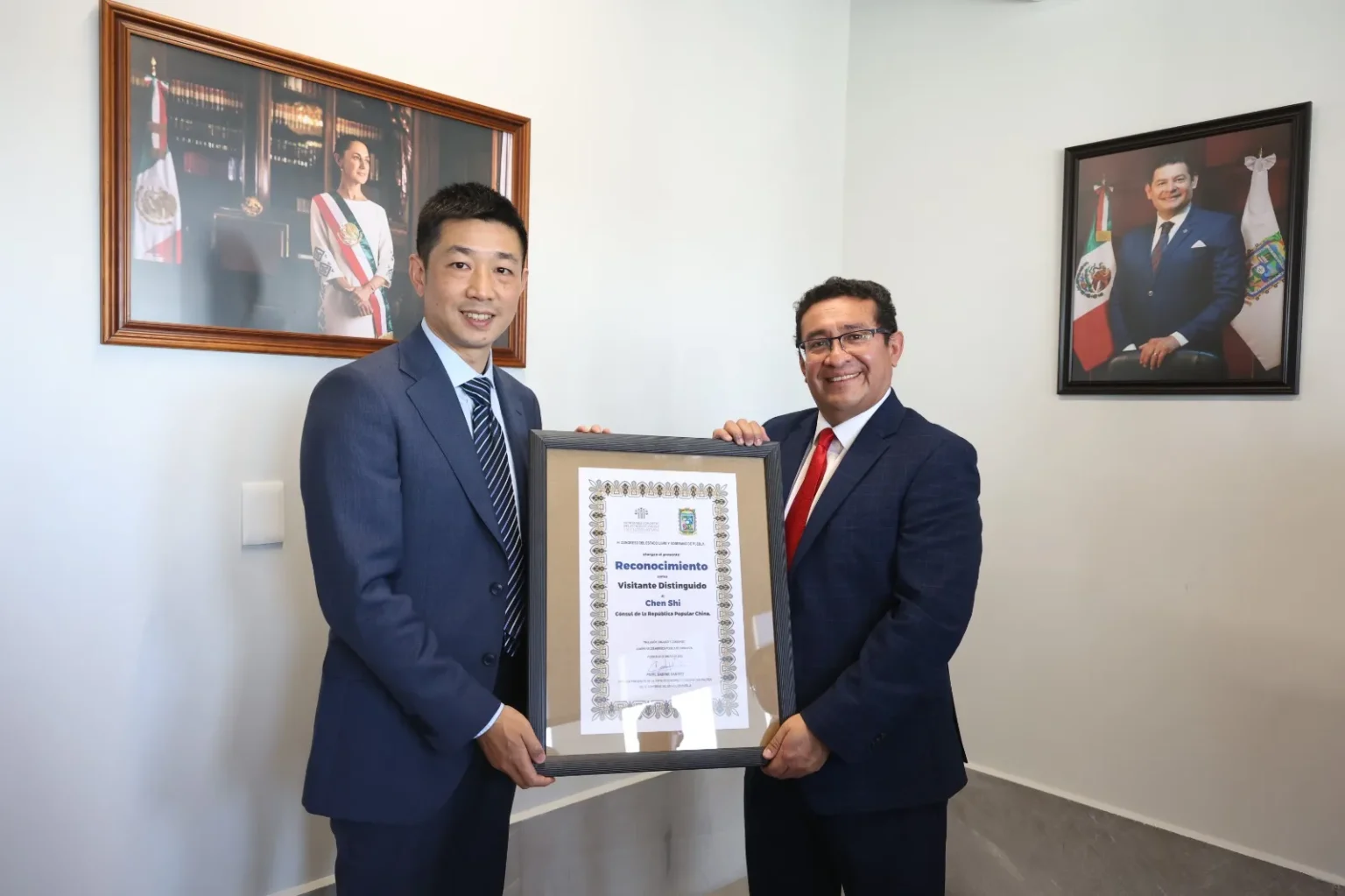 Pavel Gaspar y cónsul de China sostienen reunión