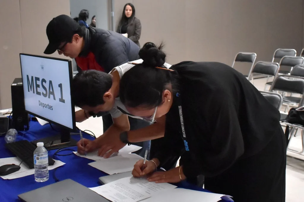 Realiza BUAP mesas de trabajo con estudiantes