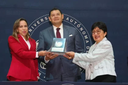 Rectora Lilia Cedillo entrega reconocimiento a Armenta