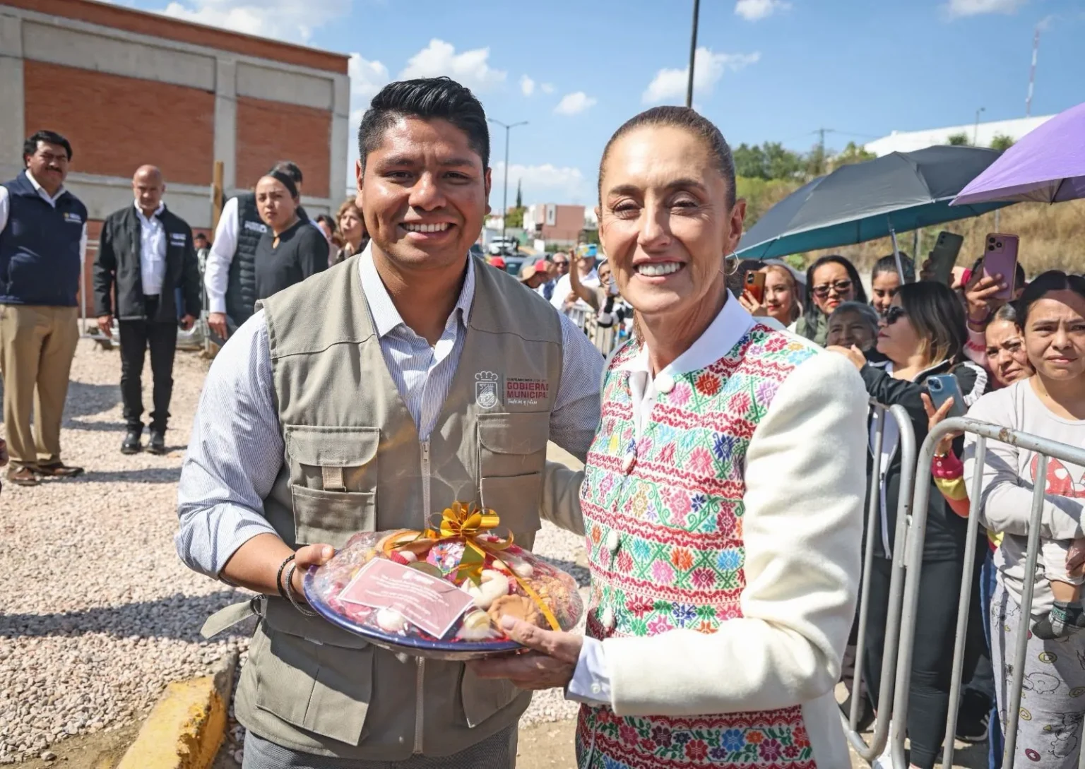 Sheinbaum y Omar Muñoz supervisan la construcción