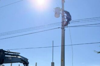 Supervisa edil de Amozoc la colocación de transformadores