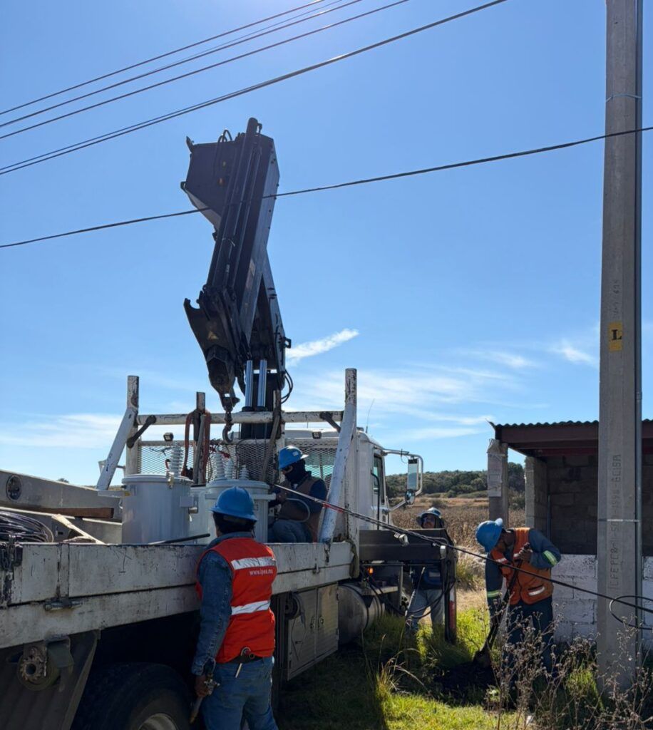 Supervisa edil de Amozoc la colocación de transformadores