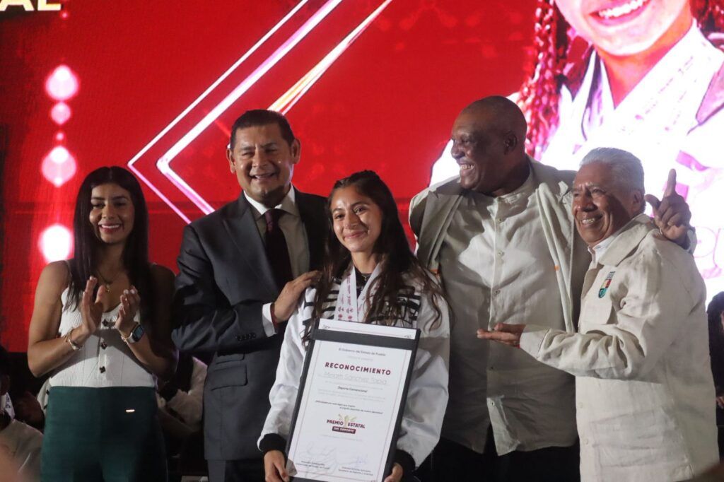 Gobierno de Puebla entrega incentivos económicos históricos al deporte