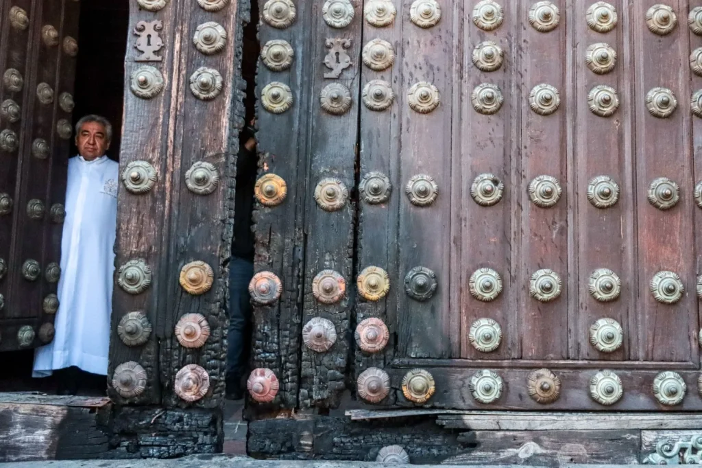 puerta de la Catedral incendiada, arzobispo Víctor Sánchez
