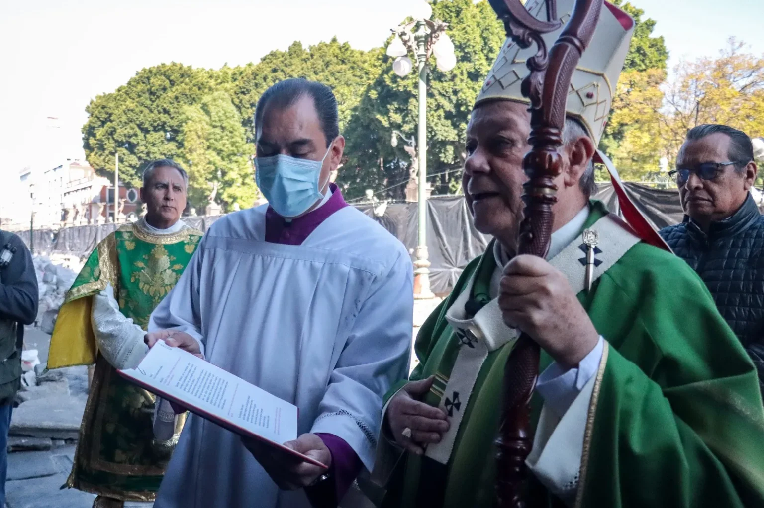 puerta de la Catedral incendiada, arzobispo Víctor Sánchez
