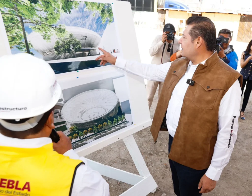 se construye el Forum Pensar en Grande Bajo del INAH