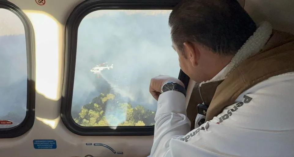 Alejandro Armenta sobrevoló el incendio en la sierra negra