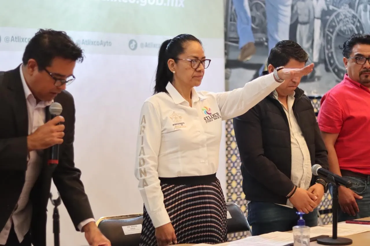 Ariadna Ayala toma protesta a Consejos