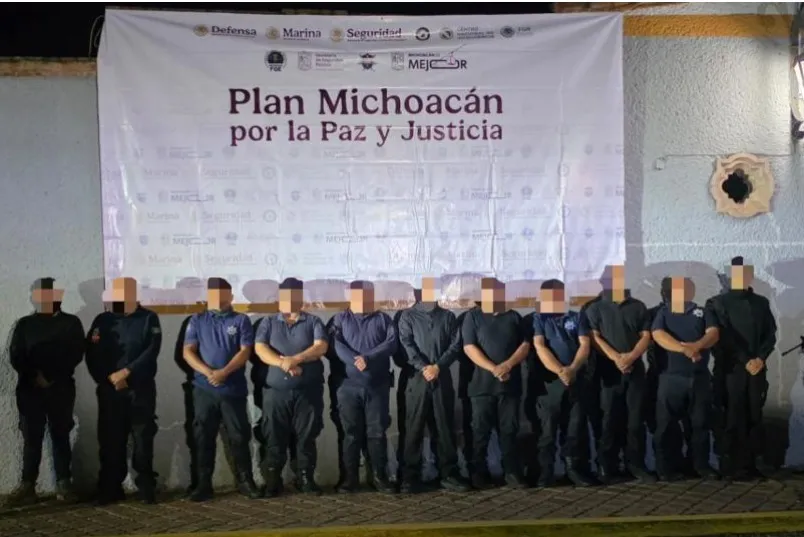 Detienen a mando y 10 policías en Michoacán por bloqueos tras caída de ‘El Mencho’