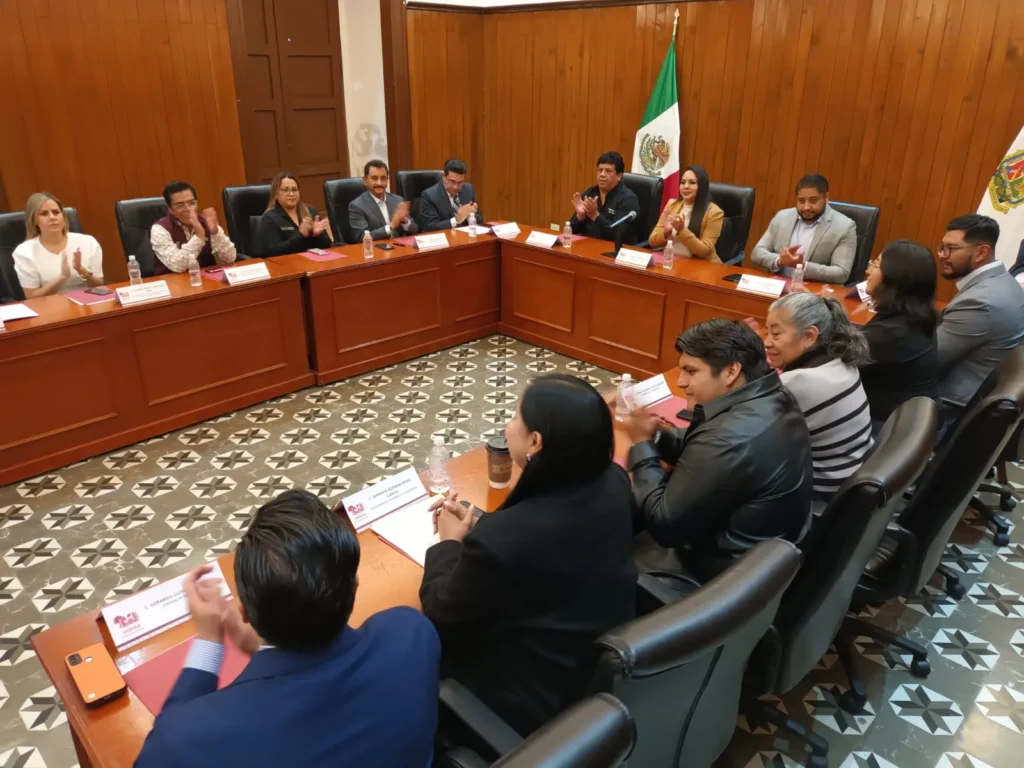 Entrega Tonantzin Fernández reconocimientos
