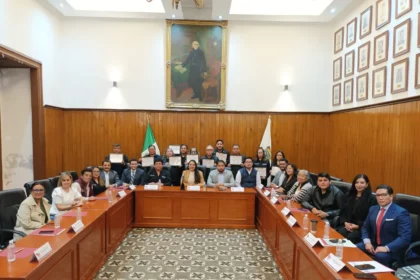 Entrega Tonantzin Fernández reconocimientos