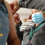 Imss - Bienestar y Gobierno Estatal mantienen vacunación en mercados y plazas