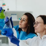 La mujer y la niña en la ciencia