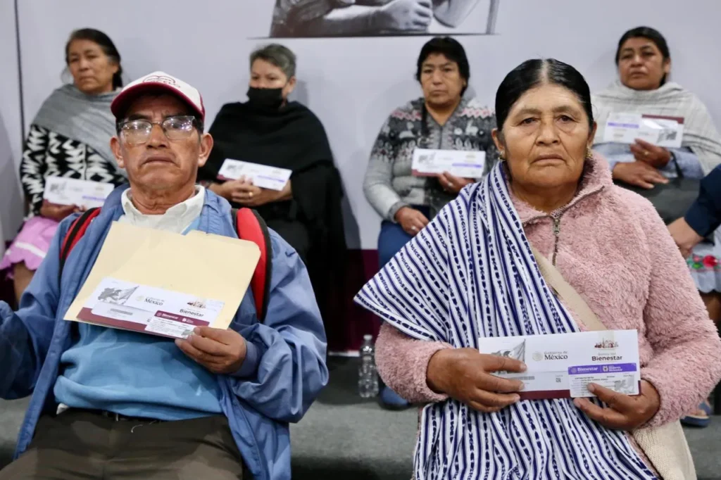 Mujeres y adultos mayores reciben tarjetas del Bienestar