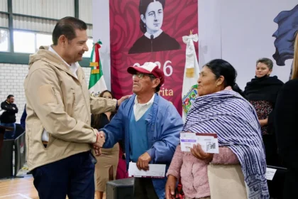 Mujeres y adultos mayores reciben tarjetas del Bienestar