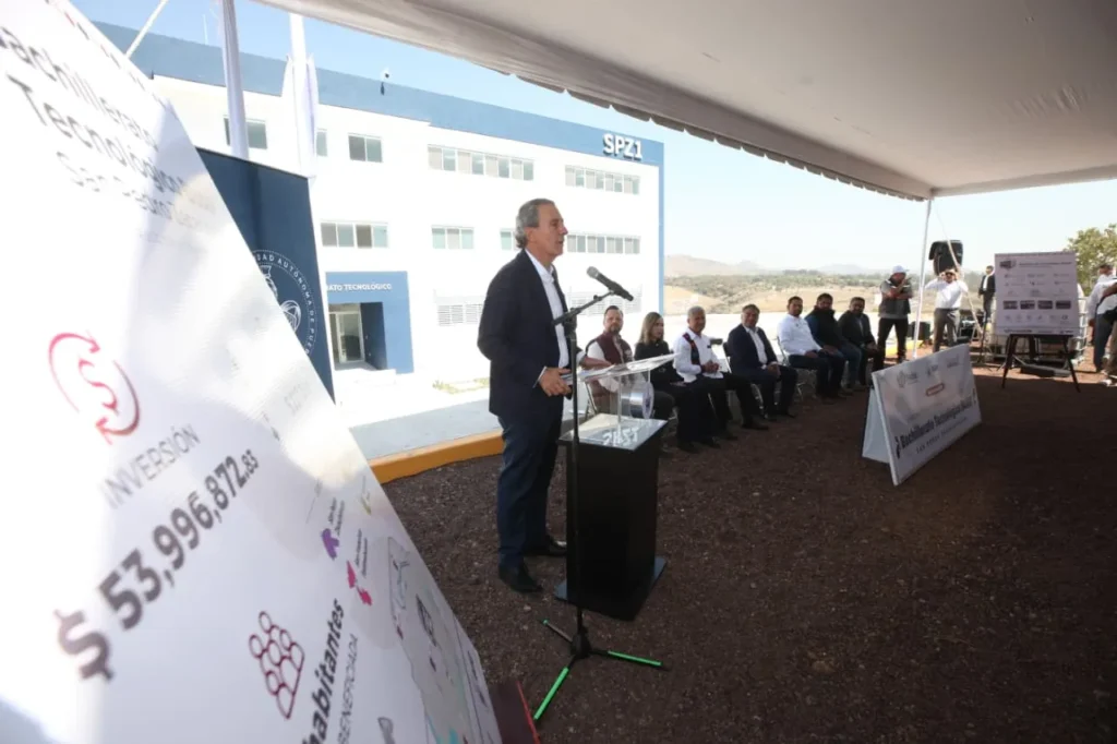 Pepe Chedraui inauguración del Bachillerato Tecnológico BUAP