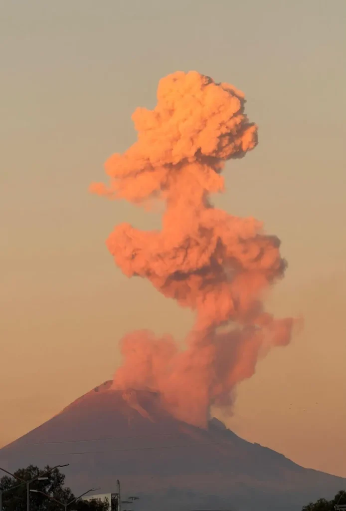 Popocatépetl emite fumarola de 1 km