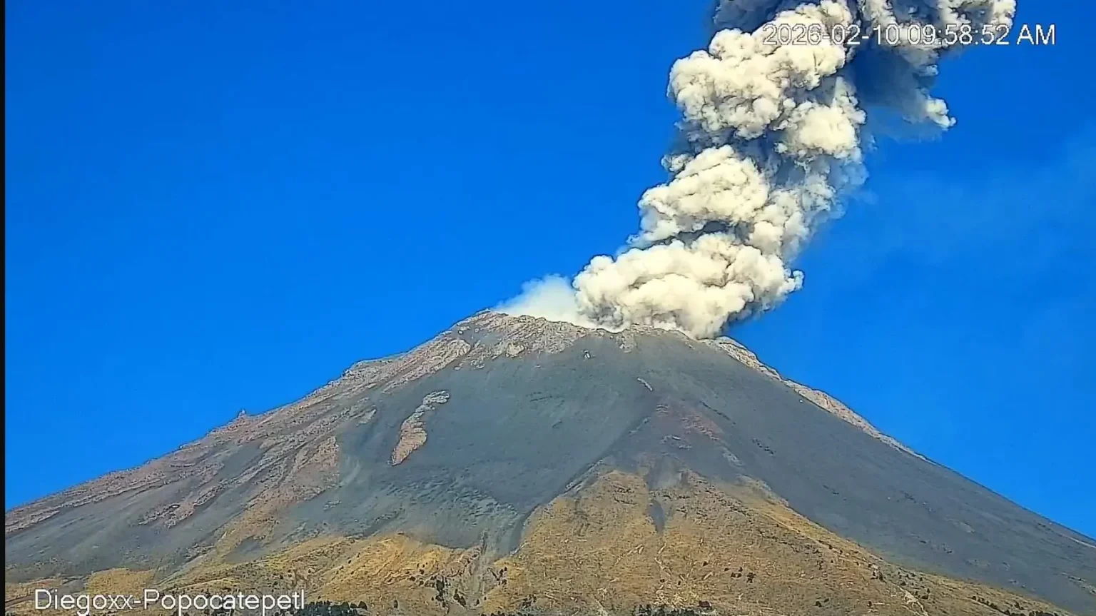 Popocatépetl emite fumarola de 1 km
