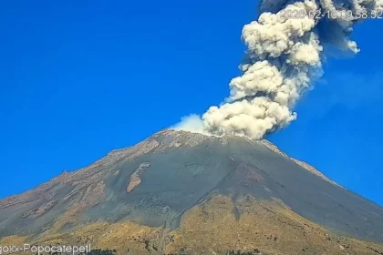 Popocatépetl emite fumarola de 1 km
