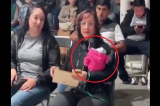 Silvia Iliana Villaruel, cargando un mono araña en Ocotlán