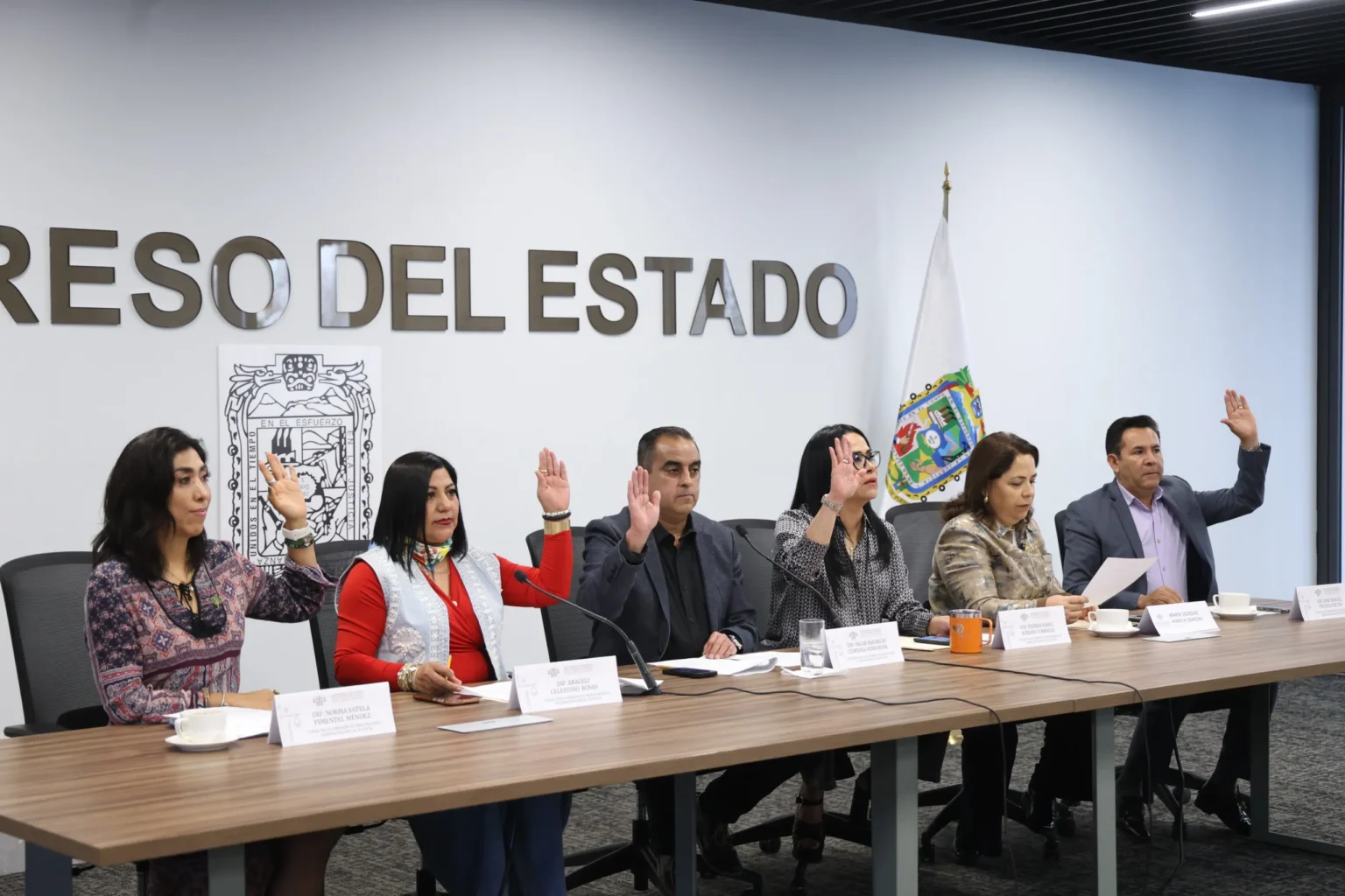 intérpretes a personas con discapacidad auditiva en la Fiscalía