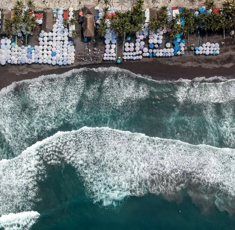 4 playas con arena negra en México para visitar en Semana Santa