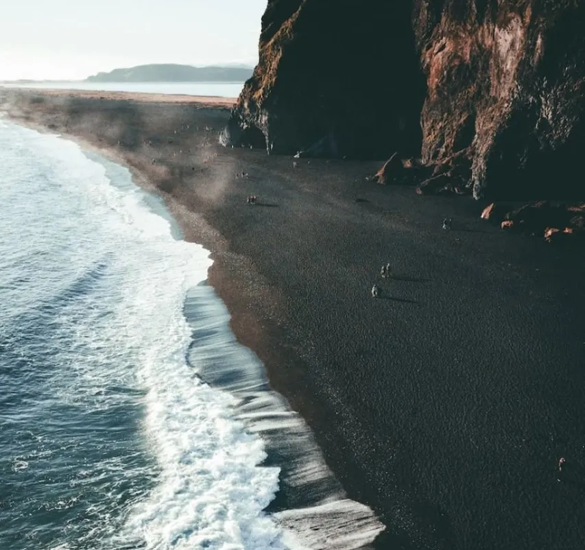 4 playas con arena negra en México para visitar en Semana Santa