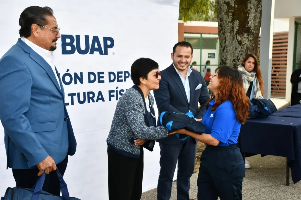 Abandera rectora a delegación deportiva de la BUAP