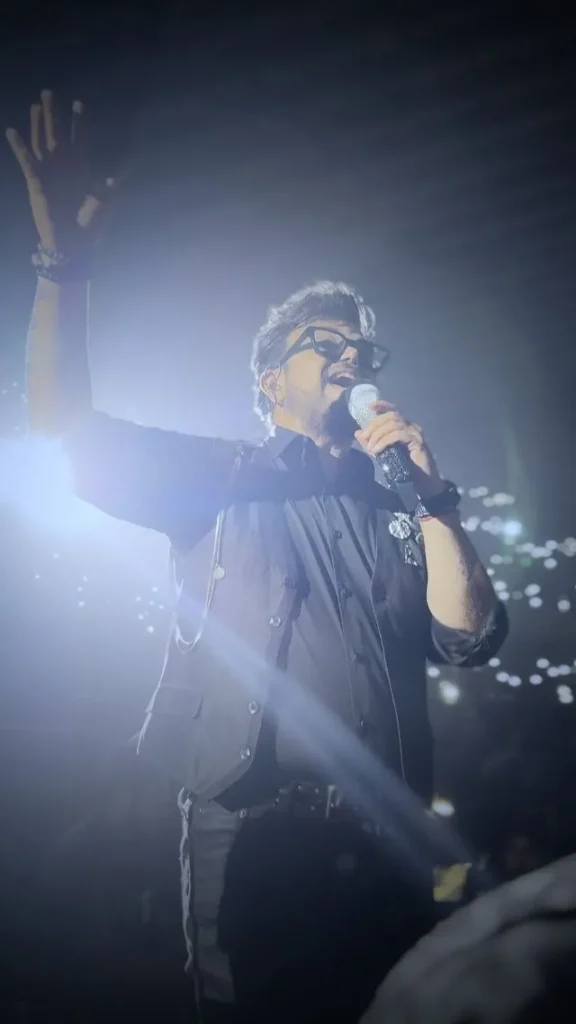 Aleks Syntek ofreció un concierto inolvidable en el Auditorio Nacional de la CDMX festejando 35 años de impecable trayectoria.