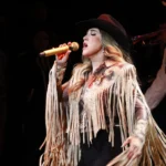 Alicia Villarreal desata la nostalgia noventera en Puebla con su Bendita Locura Tour