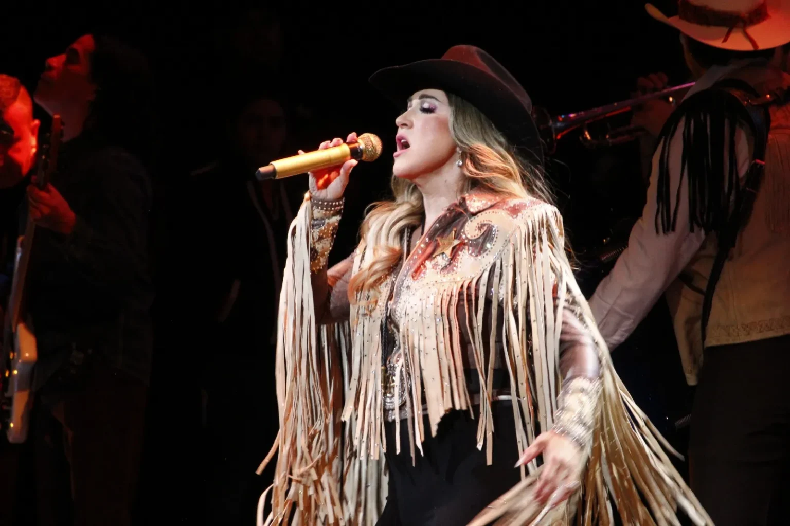 Alicia Villarreal desata la nostalgia noventera en Puebla con su Bendita Locura Tour