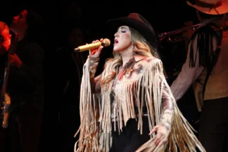 Alicia Villarreal desata la nostalgia noventera en Puebla con su Bendita Locura Tour