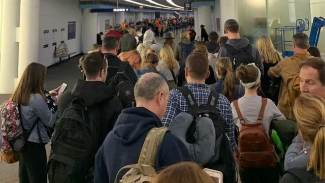Caos en EE. UU. Trump despliega agentes de ICE en aeropuertos ante parálisis de la TSA