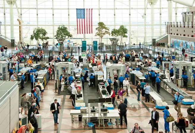 Caos en EE. UU. Trump despliega agentes de ICE en aeropuertos ante parálisis de la TSA