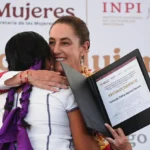 En Oaxaca, la presidenta Claudia Sheinbaum reconoció a mujeres traductoras y presenta la cartilla de derechos de las mujeres traducida a 67 lenguas indígenas