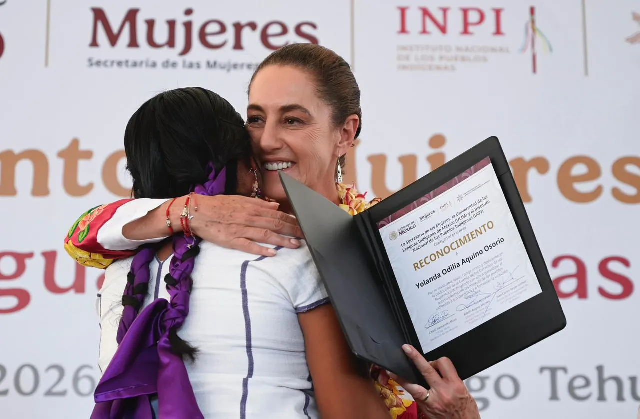 En Oaxaca, la presidenta Claudia Sheinbaum reconoció a mujeres traductoras y presenta la cartilla de derechos de las mujeres traducida a 67 lenguas indígenas