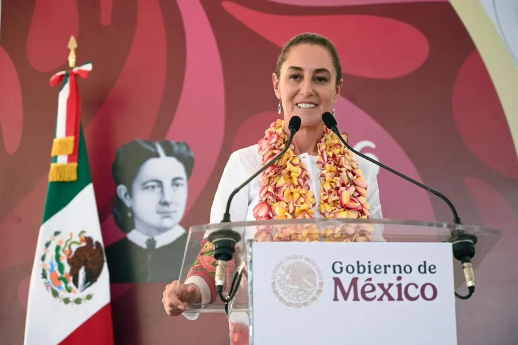 En Oaxaca, la presidenta Claudia Sheinbaum reconoció a mujeres traductoras y presenta la cartilla de derechos de las mujeres traducida a 67 lenguas indígenas